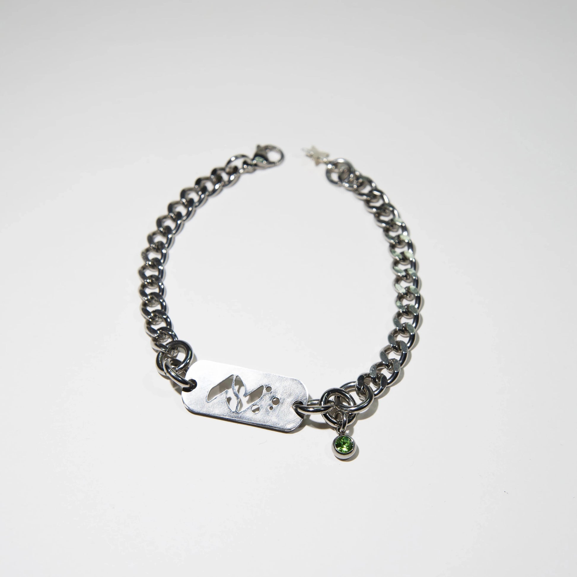 bracelet en acier inoxydable strass rouge. Bijoux y2k. Bijoux punk. Bijoux rock. Bijoux glam rock. Bijoux grunge. Bracelets Y2K. Bracelets punk. Bracelets rock. Bracelets glam rock. Bracelets grunge.