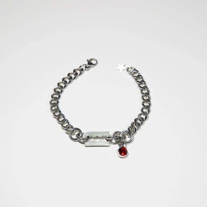 bracelet en acier inoxydable strass rouge. Bijoux y2k. Bijoux punk. Bijoux rock. Bijoux glam rock. Bijoux grunge. Bracelets Y2K. Bracelets punk. Bracelets rock. Bracelets glam rock. Bracelets grunge. Bracelets made in France. Bracelet pour homme 