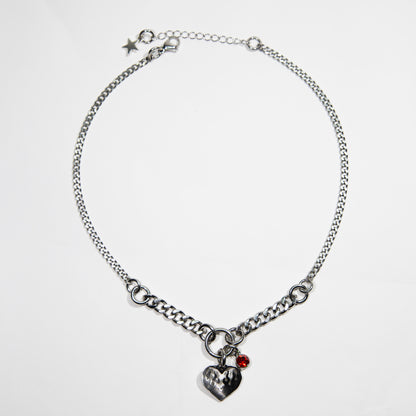 collier en acier inoxydable et fer, strass rouge. Bijoux y2k. Bijoux punk. Bijoux rock. Bijoux glam rock. Bijoux grunge. Colliers Y2K. Colliers punk. Colliers rock. Colliers glam rock. Colliers grunge.