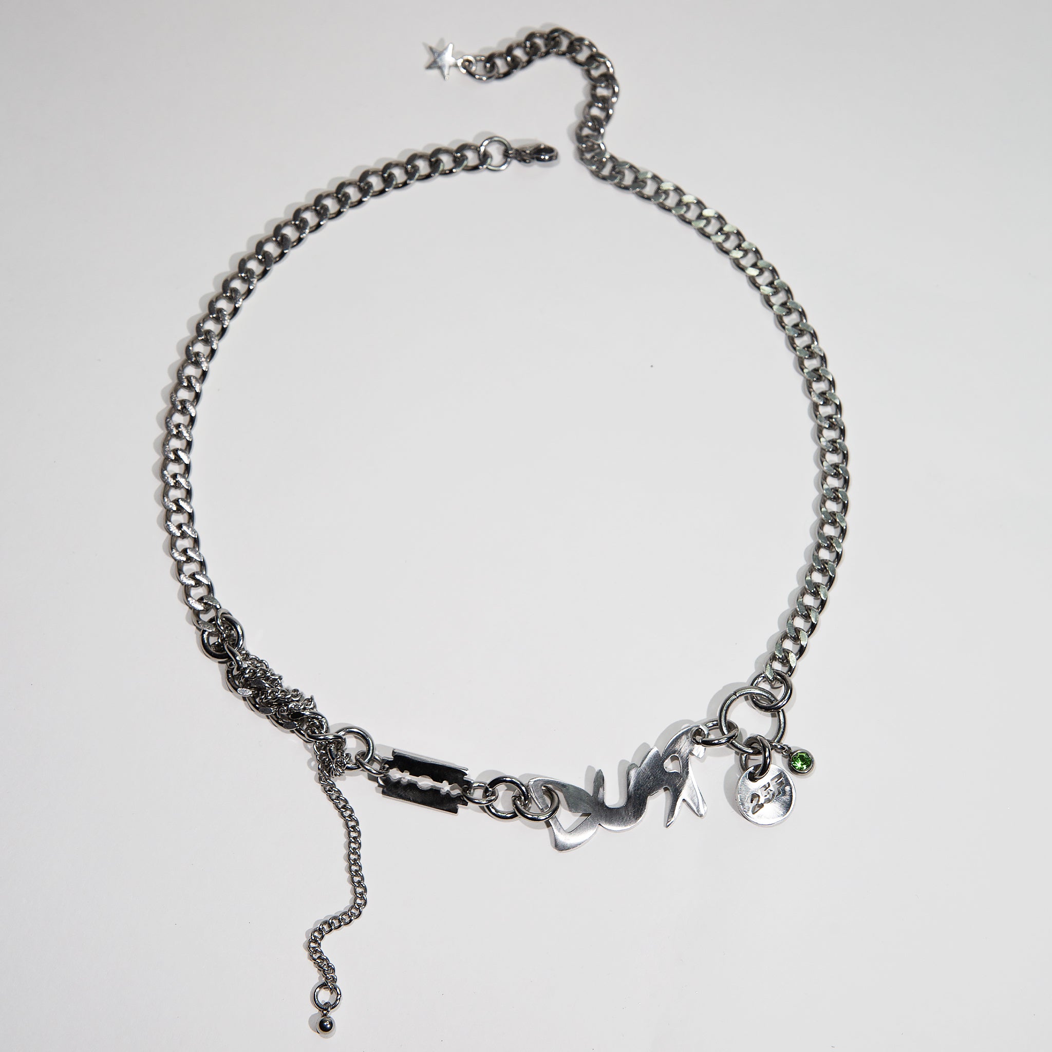 Bijoux en acier inoxydable. Collier en acier inoxydable. Bijoux y2k. Bijoux punk. Bijoux rock. Bijoux glam rock. Bijoux grunge. Colliers Y2K. Colliers punk. Colliers rock. Colliers glam rock. Colliers grunge. Collier made in France. Bijoux made in France. Collier pour homme. Collier techno.