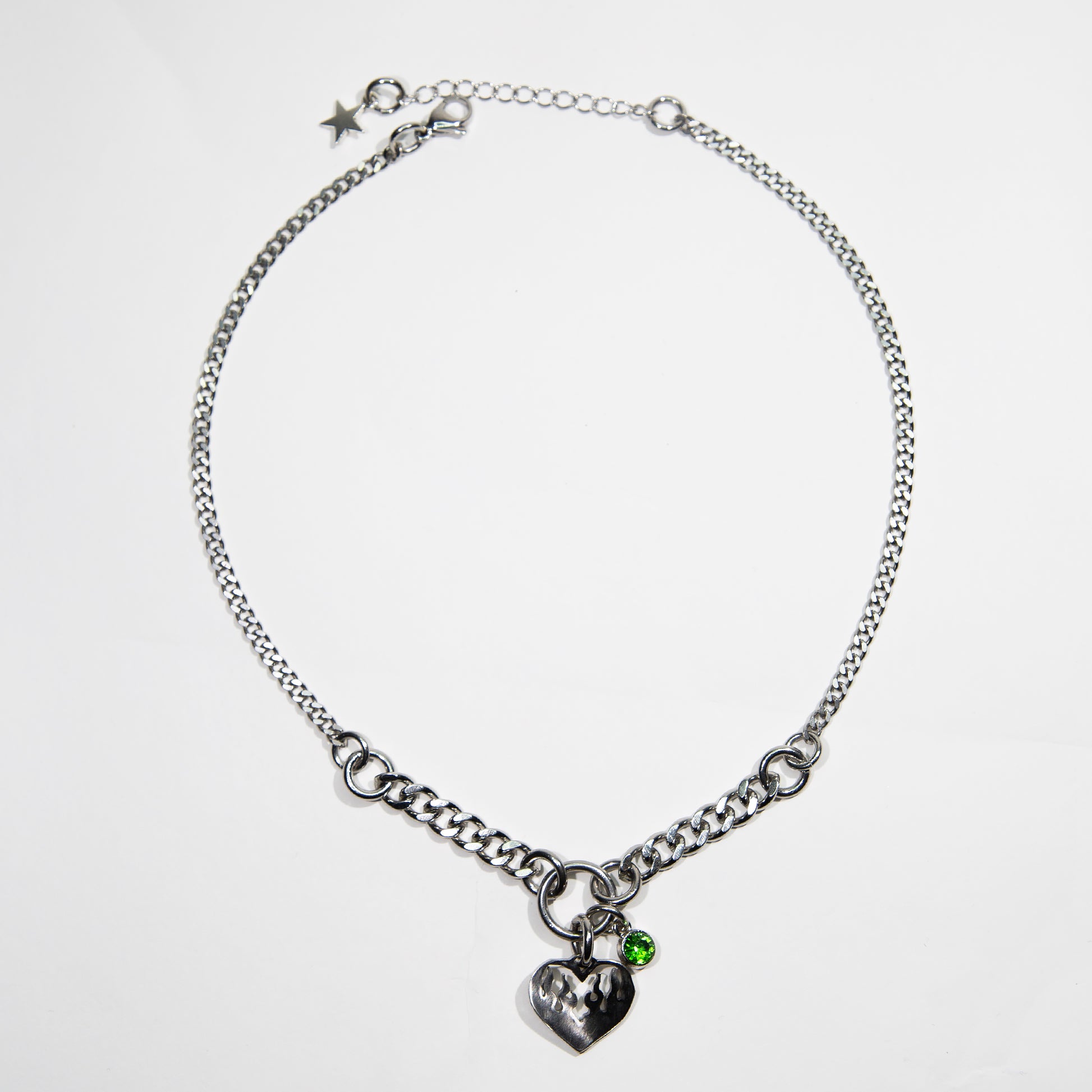 collier en acier inoxydable et fer, strass rouge. Bijoux y2k. Bijoux punk. Bijoux rock. Bijoux glam rock. Bijoux grunge. Colliers Y2K. Colliers punk. Colliers rock. Colliers glam rock. Colliers grunge.
