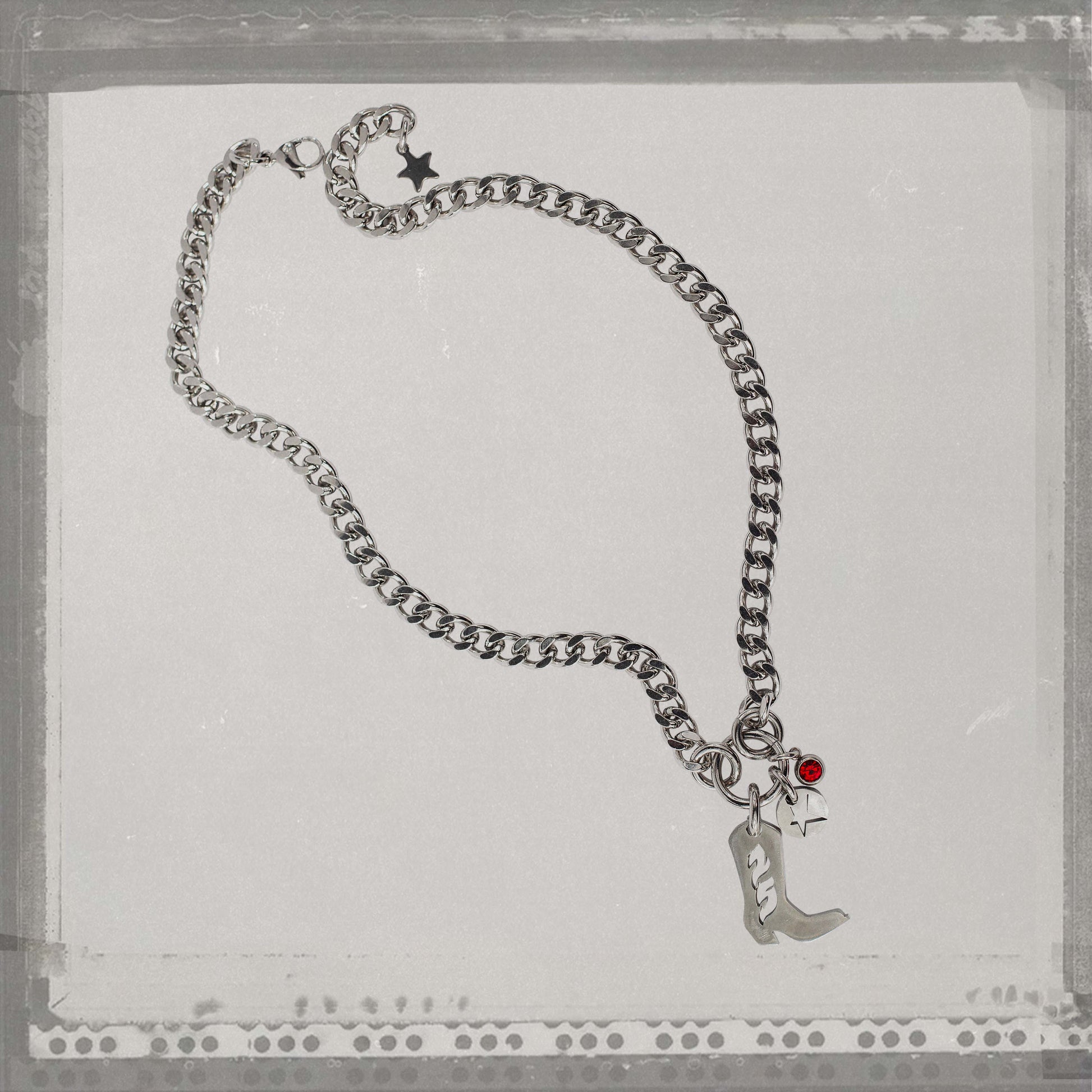 Bijoux en acier inoxydable. Collier en acier inoxydable. Bijoux y2k. Bijoux punk. Bijoux rock. Bijoux glam rock. Bijoux grunge. Colliers Y2K. Colliers punk. Colliers rock. Colliers glam rock. Colliers grunge. Collier made in France. Bijoux made in France. Collier pour homme. Collier techno. Bijou brut. Bijoux rodeo. Bijoux chicano. Bijoux cheval. Bijoux cowboy. Collier cowboy. Bijoux pour homme. Bijoux alternative. Bijoux underground. Bijoux pour cadeaux. Bijoux Paris.