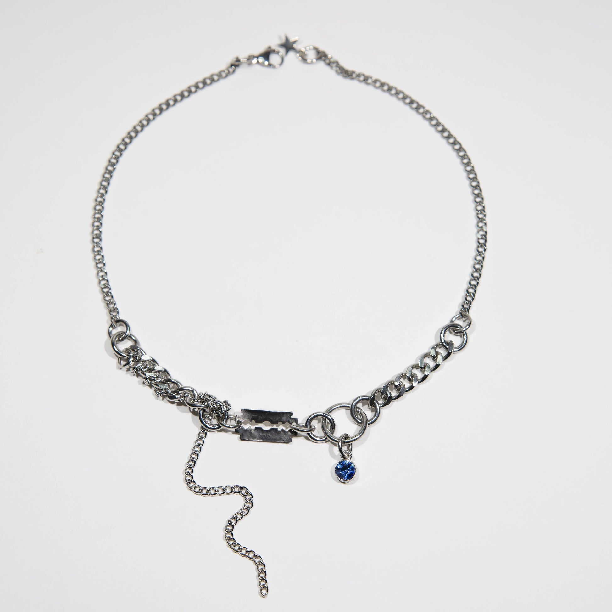 collier en acier inoxydable et fer à strass bleu. Bijoux y2k. Bijoux punk. Bijoux rock. Bijoux glam rock. Bijoux grunge. Colliers Y2K. Colliers punk. Colliers rock. Colliers glam rock. Colliers grunge.