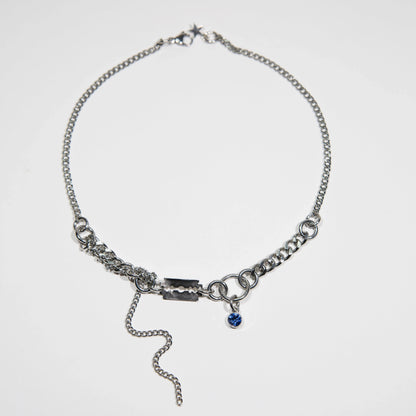 collier en acier inoxydable et fer à strass bleu. Bijoux y2k. Bijoux punk. Bijoux rock. Bijoux glam rock. Bijoux grunge. Colliers Y2K. Colliers punk. Colliers rock. Colliers glam rock. Colliers grunge.