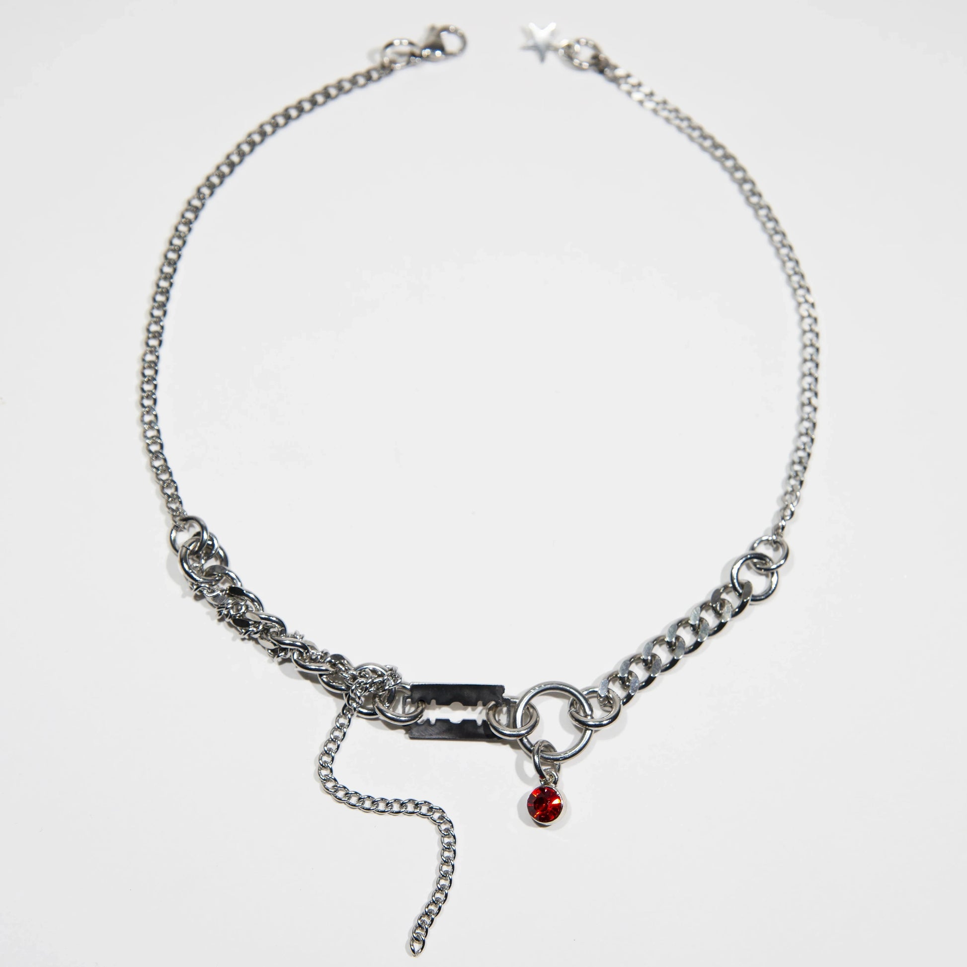 collier en acier inoxydable et fer à strass rouge. Bijoux y2k. Bijoux punk. Bijoux rock. Bijoux glam rock. Bijoux grunge. Colliers Y2K. Colliers punk. Colliers rock. Colliers glam rock. Colliers grunge.