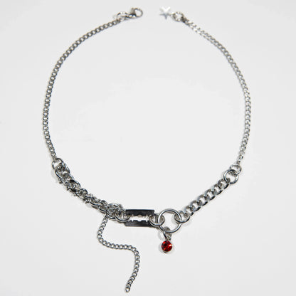 collier en acier inoxydable et fer à strass rouge. Bijoux y2k. Bijoux punk. Bijoux rock. Bijoux glam rock. Bijoux grunge. Colliers Y2K. Colliers punk. Colliers rock. Colliers glam rock. Colliers grunge.