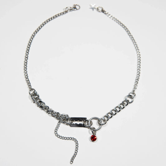 collier en acier inoxydable et fer à strass rouge. Bijoux y2k. Bijoux punk. Bijoux rock. Bijoux glam rock. Bijoux grunge. Colliers Y2K. Colliers punk. Colliers rock. Colliers glam rock. Colliers grunge.
