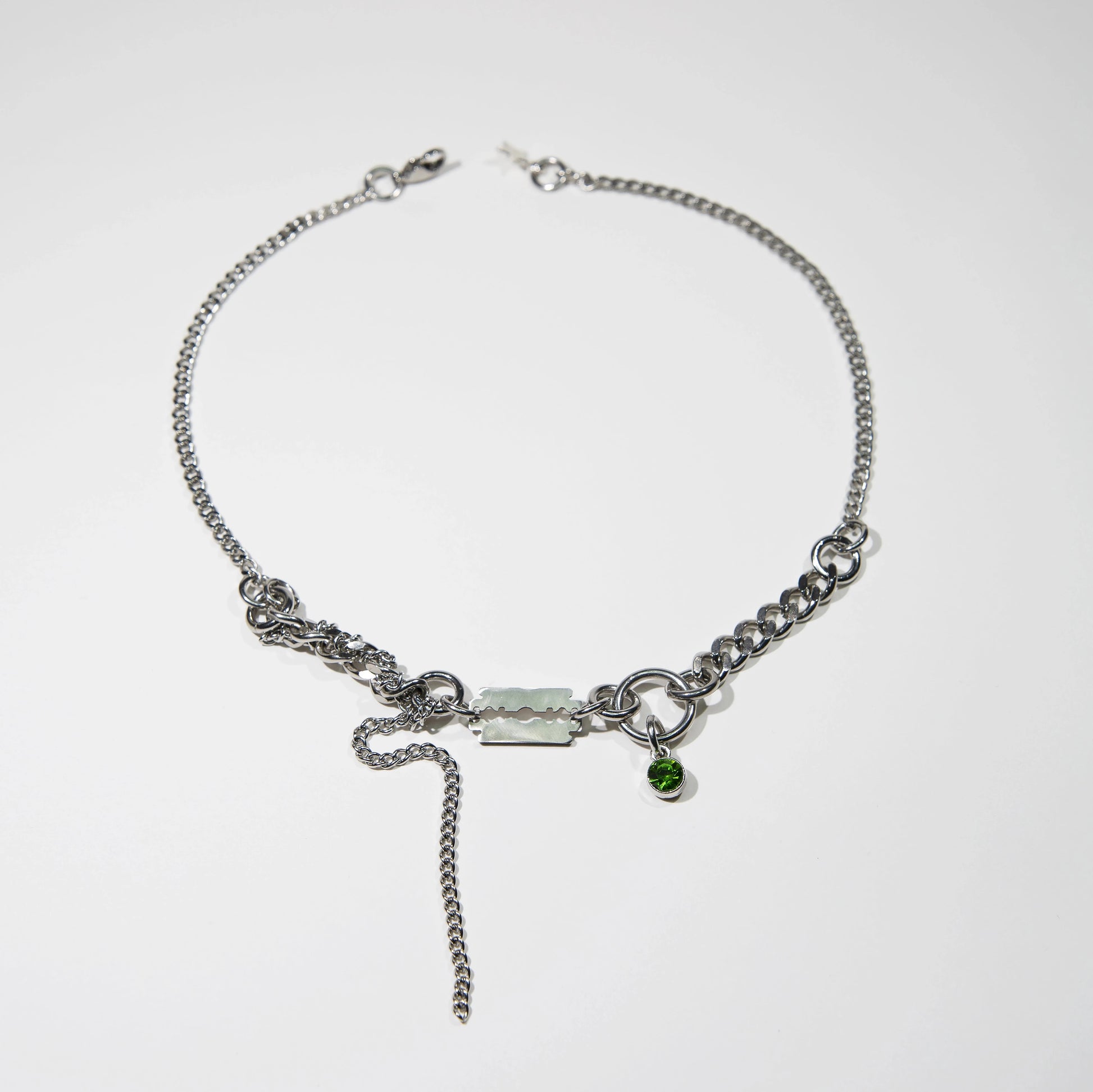 collier en acier inoxydable et fer à strass vert. Bijoux y2k. Bijoux punk. Bijoux rock. Bijoux glam rock. Bijoux grunge. Colliers Y2K. Colliers punk. Colliers rock. Colliers glam rock. Colliers grunge.