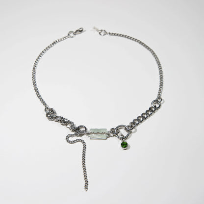 collier en acier inoxydable et fer à strass vert. Bijoux y2k. Bijoux punk. Bijoux rock. Bijoux glam rock. Bijoux grunge. Colliers Y2K. Colliers punk. Colliers rock. Colliers glam rock. Colliers grunge.