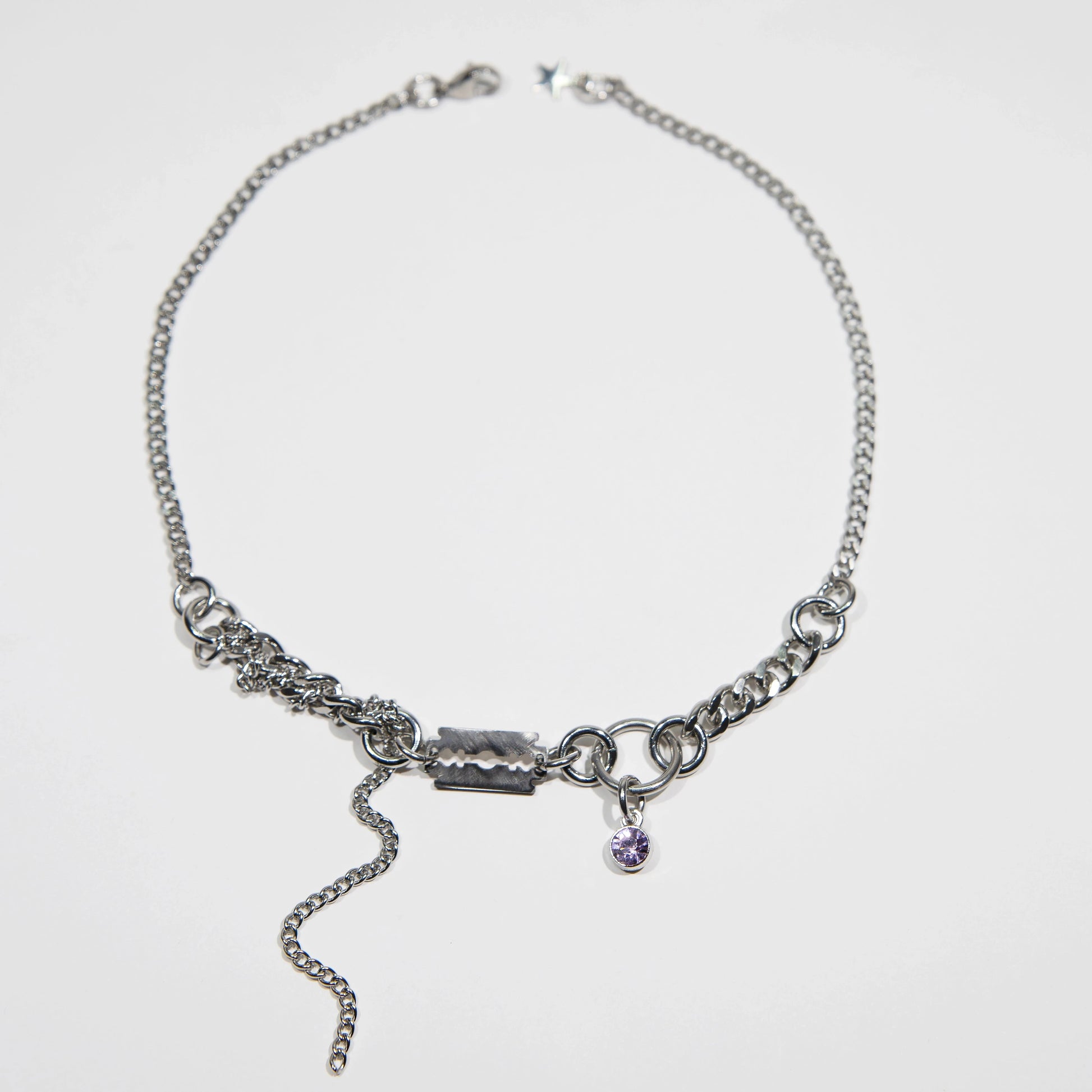 collier en acier inoxydable et fer à strass violet. Bijoux y2k. Bijoux punk. Bijoux rock. Bijoux glam rock. Bijoux grunge. Colliers Y2K. Colliers punk. Colliers rock. Colliers glam rock. Colliers grunge.
