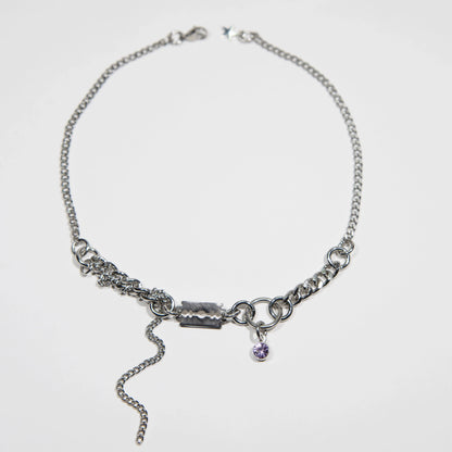 collier en acier inoxydable et fer à strass violet. Bijoux y2k. Bijoux punk. Bijoux rock. Bijoux glam rock. Bijoux grunge. Colliers Y2K. Colliers punk. Colliers rock. Colliers glam rock. Colliers grunge.