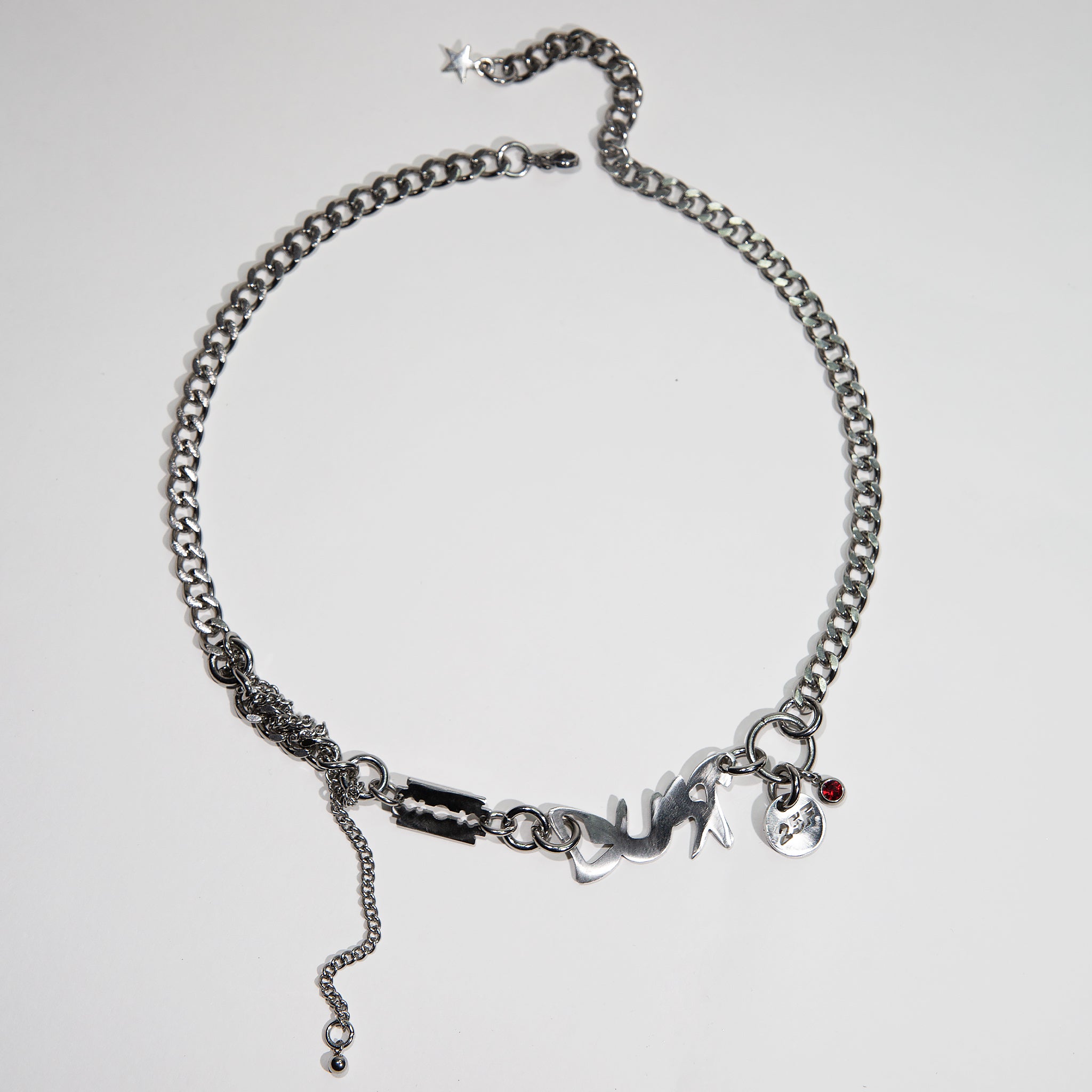 Bijoux en acier inoxydable. Collier en acier inoxydable. Bijoux y2k. Bijoux punk. Bijoux rock. Bijoux glam rock. Bijoux grunge. Colliers Y2K. Colliers punk. Colliers rock. Colliers glam rock. Colliers grunge. Collier made in France. Bijoux made in France. Collier pour homme. Collier techno.