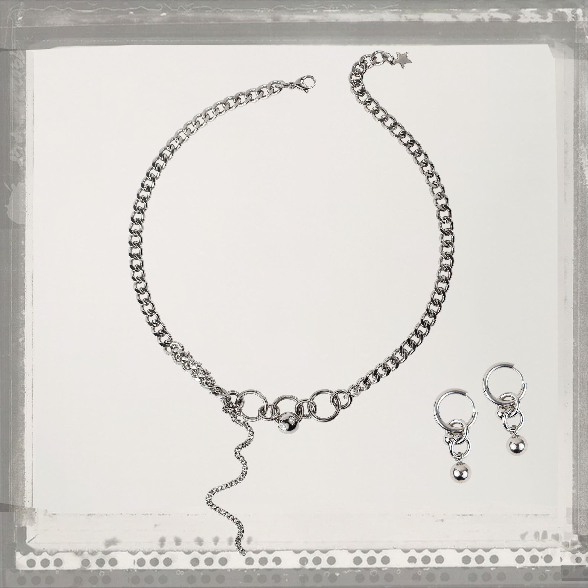 Bijoux en acier inoxydable. Collier en acier inoxydable. Bijoux y2k. Bijoux punk. Bijoux rock. Bijoux glam rock. Bijoux grunge. Colliers Y2K. Colliers punk. Colliers rock. Colliers glam rock. Colliers grunge. Collier made in France. Bijoux made in France. Collier pour homme. Collier techno. Collier homme. Collier metal. Alternatif brand. Alt bijoux. Bijoux design. Bijoux brut. Bijoux pour homme. Bijoux Paris. Bijoux underground. Bijoux style.