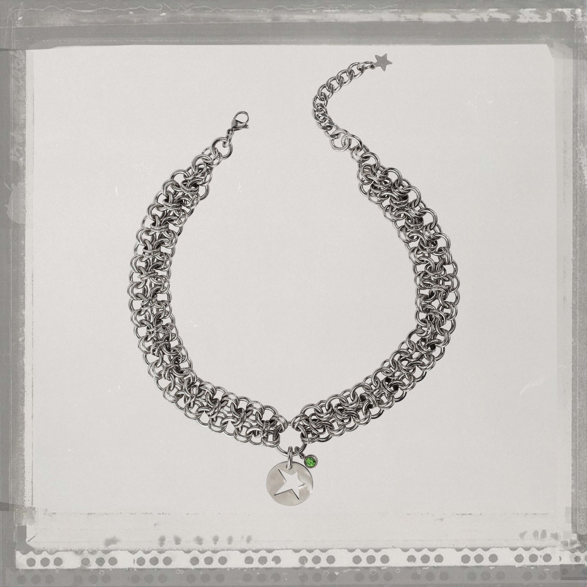 Bijoux en acier inoxydable. Collier en acier inoxydable. Bijoux y2k. Bijoux punk. Bijoux rock. Bijoux glam rock. Bijoux grunge. Colliers Y2K. Colliers punk. Colliers rock. Colliers glam rock. Colliers grunge. Collier Techno. Bijoux Techno. Bijoux design. Collier design. Collier design homme. Collier design femme. Collier Alt. Bijoux underground. Bijoux resistant. Bijou style metal. Bijoux pour homme. bijoux aesthetic.