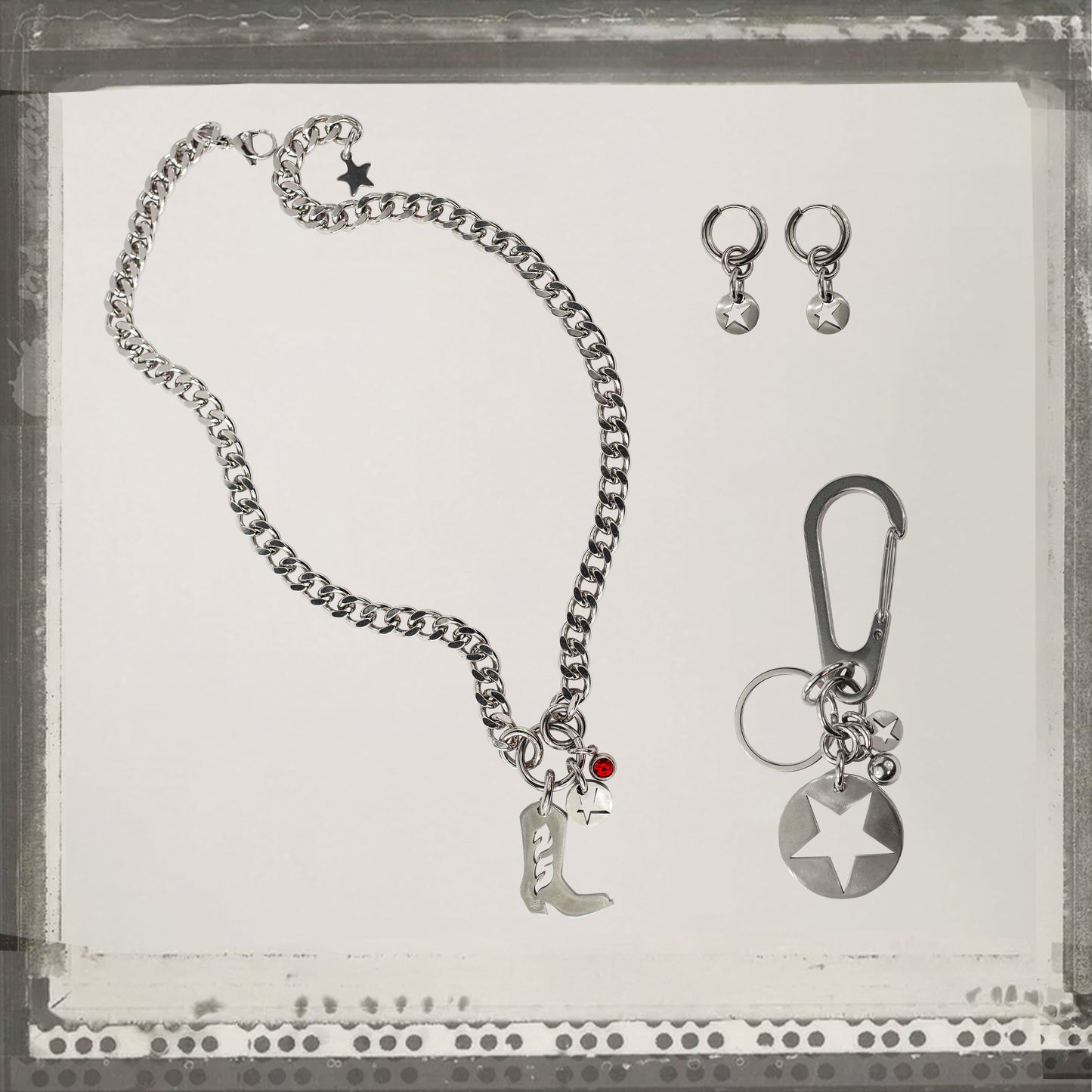 Bijoux en acier inoxydable. Collier en acier inoxydable. Bijoux y2k. Bijoux punk. Bijoux rock. Bijoux glam rock. Bijoux grunge. Colliers Y2K. Colliers punk. Colliers rock. Colliers glam rock. Mousqueton grunge. Collier Techno. Bijoux Techno. Bijoux design. Bijoux underground. Bijoux Alt. Design alt. Collier Alt. Bijoux fait à Paris. Porte-clés rodeo. Porte-clés pour homme. Porte-clés design. Mousqueton pour homme. Idée cadeaux. Style alt. Style underground.