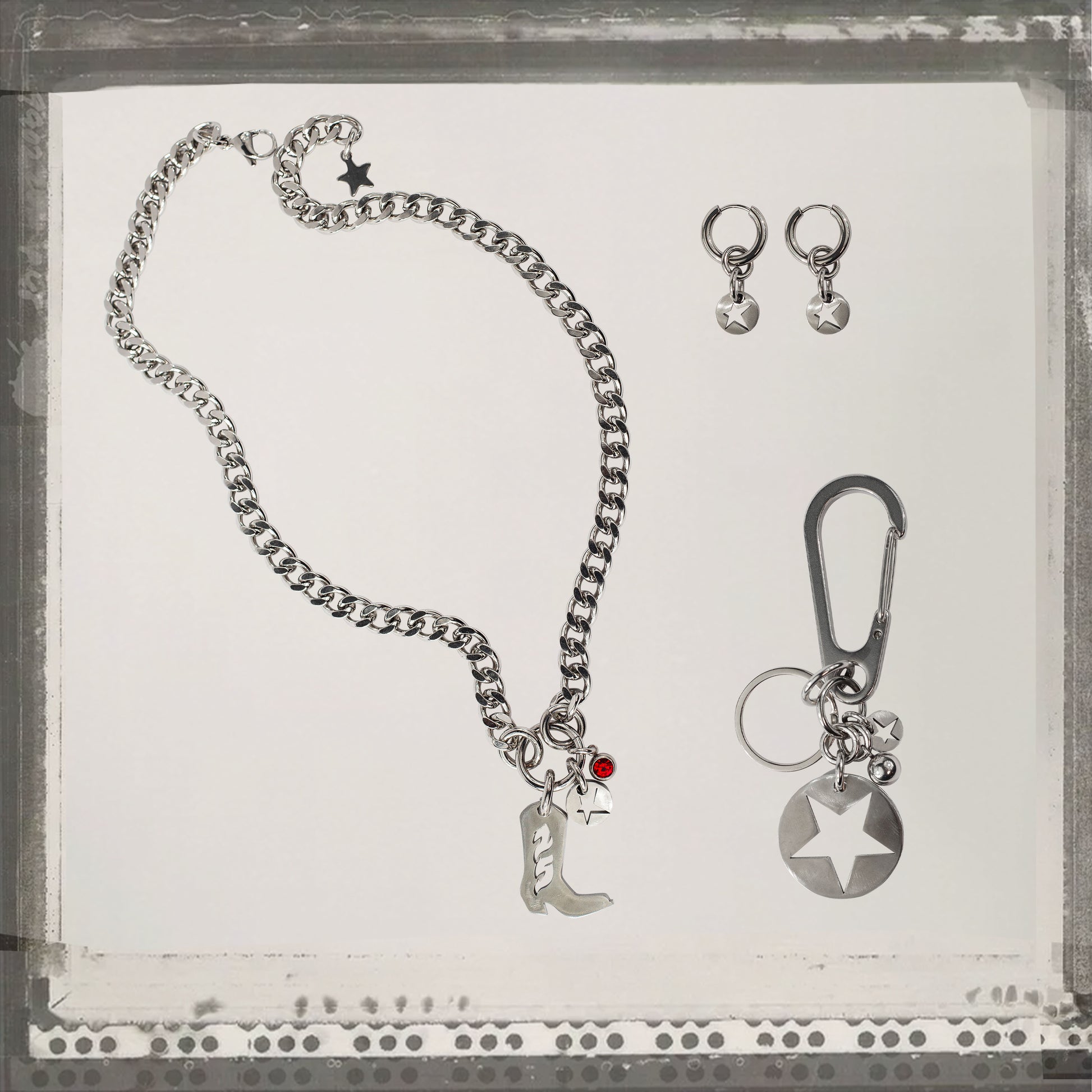 Bijoux en acier inoxydable. Collier en acier inoxydable. Bijoux y2k. Bijoux punk. Bijoux rock. Bijoux glam rock. Bijoux grunge. Colliers Y2K. Colliers punk. Colliers rock. Colliers glam rock. Mousqueton grunge. Collier Techno. Bijoux Techno. Bijoux design. Bijoux underground. Bijoux Alt. Design alt. Collier Alt. Bijoux fait à Paris. Porte-clés rodeo. Porte-clés pour homme. Porte-clés design. Mousqueton pour homme. Idée cadeaux. Style alt. Style underground.