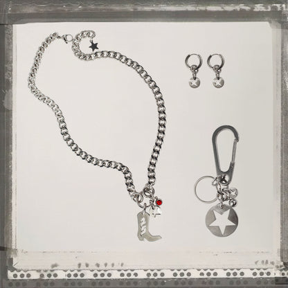 Bijoux en acier inoxydable. Collier en acier inoxydable. Bijoux y2k. Bijoux punk. Bijoux rock. Bijoux glam rock. Bijoux grunge. Colliers Y2K. Colliers punk. Colliers rock. Colliers glam rock. Mousqueton grunge. Collier Techno. Bijoux Techno. Bijoux design. Bijoux underground. Bijoux Alt. Design alt. Collier Alt. Bijoux fait à Paris. Porte-clés rodeo. Porte-clés pour homme. Porte-clés design. Mousqueton pour homme. Idée cadeaux. Style alt. Style underground.