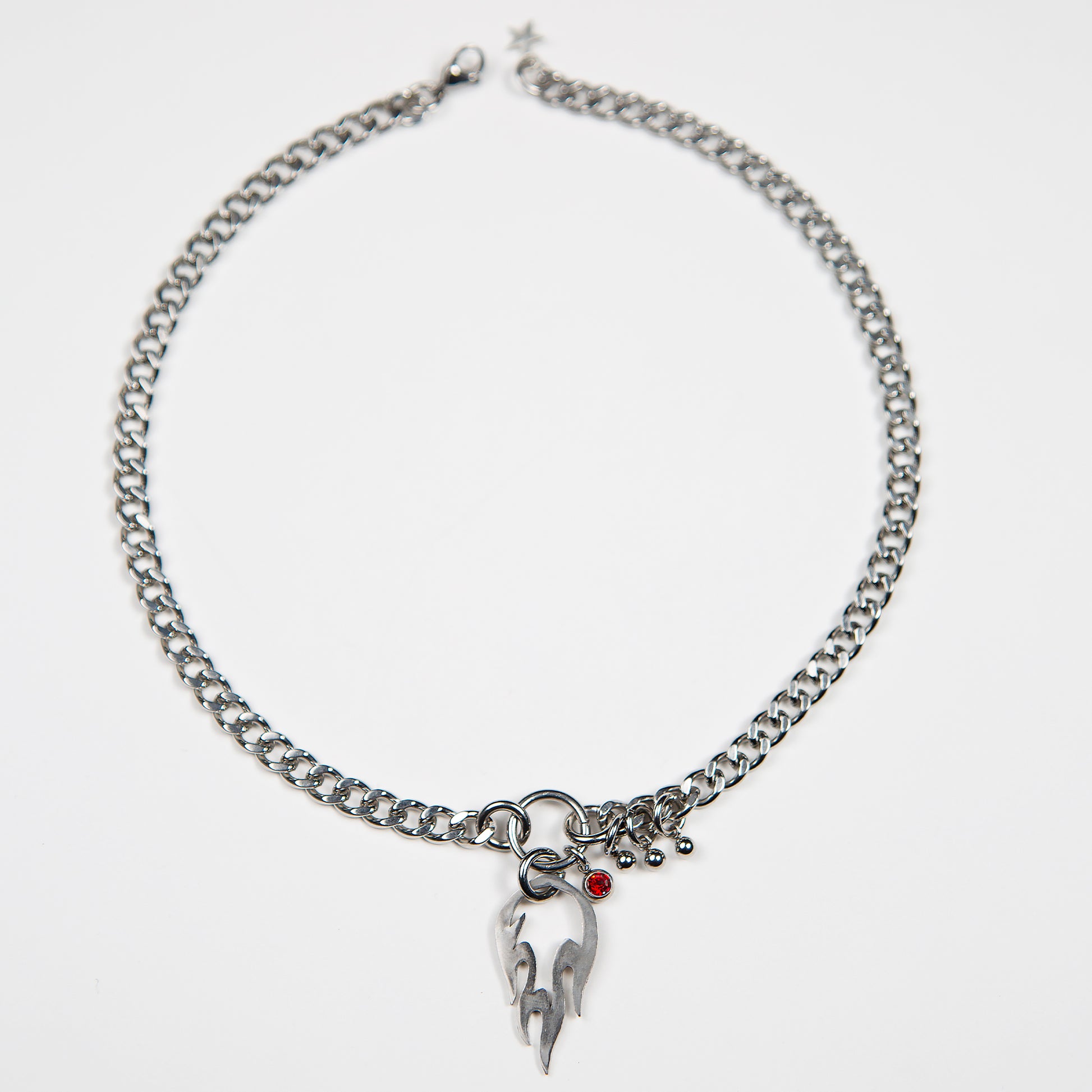 Bijoux en acier inoxydable. Collier en acier inoxydable. Bijoux y2k. Bijoux punk. Bijoux rock. Bijoux glam rock. Bijoux grunge. Colliers Y2K. Colliers punk. Colliers rock. Colliers glam rock. Colliers grunge. Collier made in France. Bijoux made in France. Collier pour homme. Collier techno.