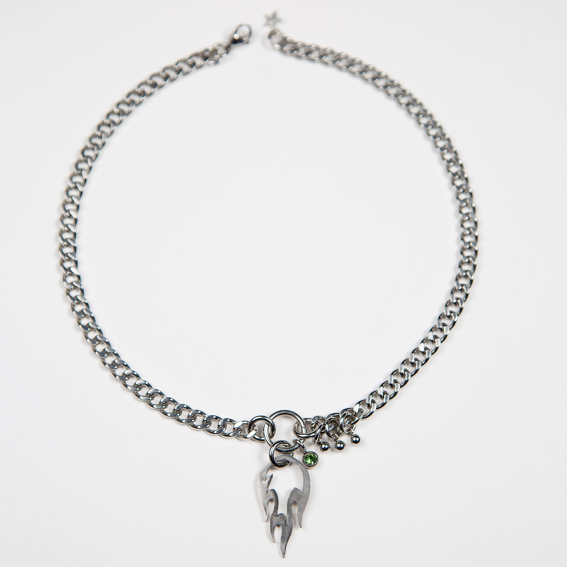 Bijoux en acier inoxydable. Collier en acier inoxydable. Bijoux y2k. Bijoux punk. Bijoux rock. Bijoux glam rock. Bijoux grunge. Colliers Y2K. Colliers punk. Colliers rock. Colliers glam rock. Colliers grunge. Collier made in France. Bijoux made in France. Collier pour homme. Collier techno.