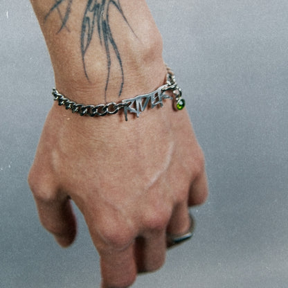 bracelet en acier inoxydable strass vert. Bijoux y2k. Bijoux punk. Bijoux rock. Bijoux glam rock. Bijoux grunge. Bracelets Y2K. Bracelets punk. Bracelets rock. Bracelets glam rock. Bracelets grunge.