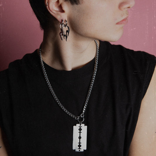 Bijoux en acier inoxydable. Collier en acier inoxydable. Bijoux y2k. Bijoux punk. Bijoux rock. Bijoux glam rock. Bijoux grunge. Colliers Y2K. Colliers punk. Colliers rock. Colliers glam rock. Colliers grunge. Collier made in France. Bijoux made in France. Collier pour homme. Collier techno. Collier i hate models. Collier Merch. Bijoux I hate Models. Collier MRD