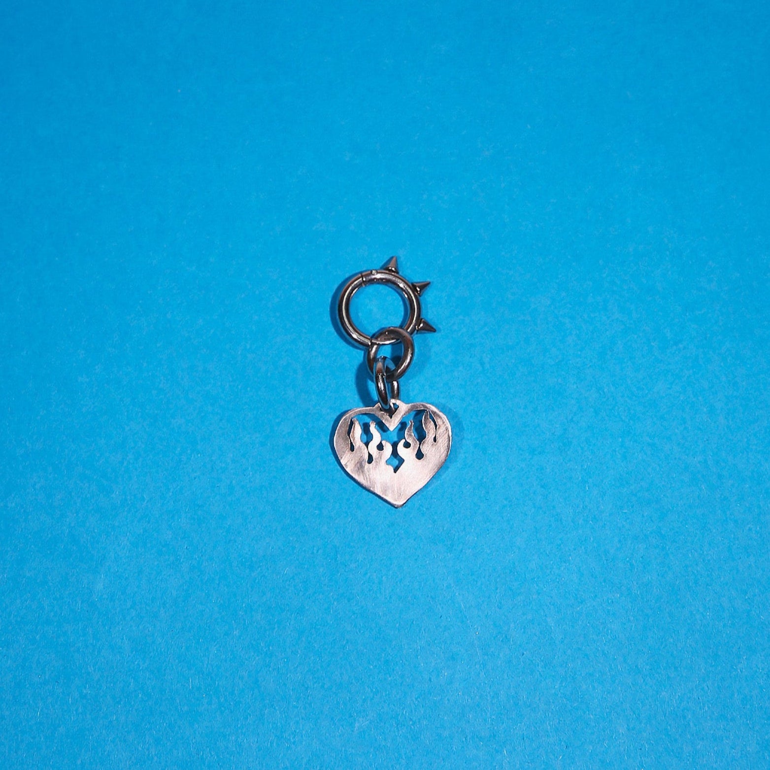 Bijoux y2k. Bijoux punk. Bijoux rock. Bijoux glam rock. Bijoux grunge. Boucles d'oreilles Y2K. Boucles d'oreilles punk. Boucles d'oreilles rock. Boucles d'oreilles glam rock. Boucles d'oreilles grunge. Boucles d'oreille coeur. Bijoux design. Boucle d'oreille design.