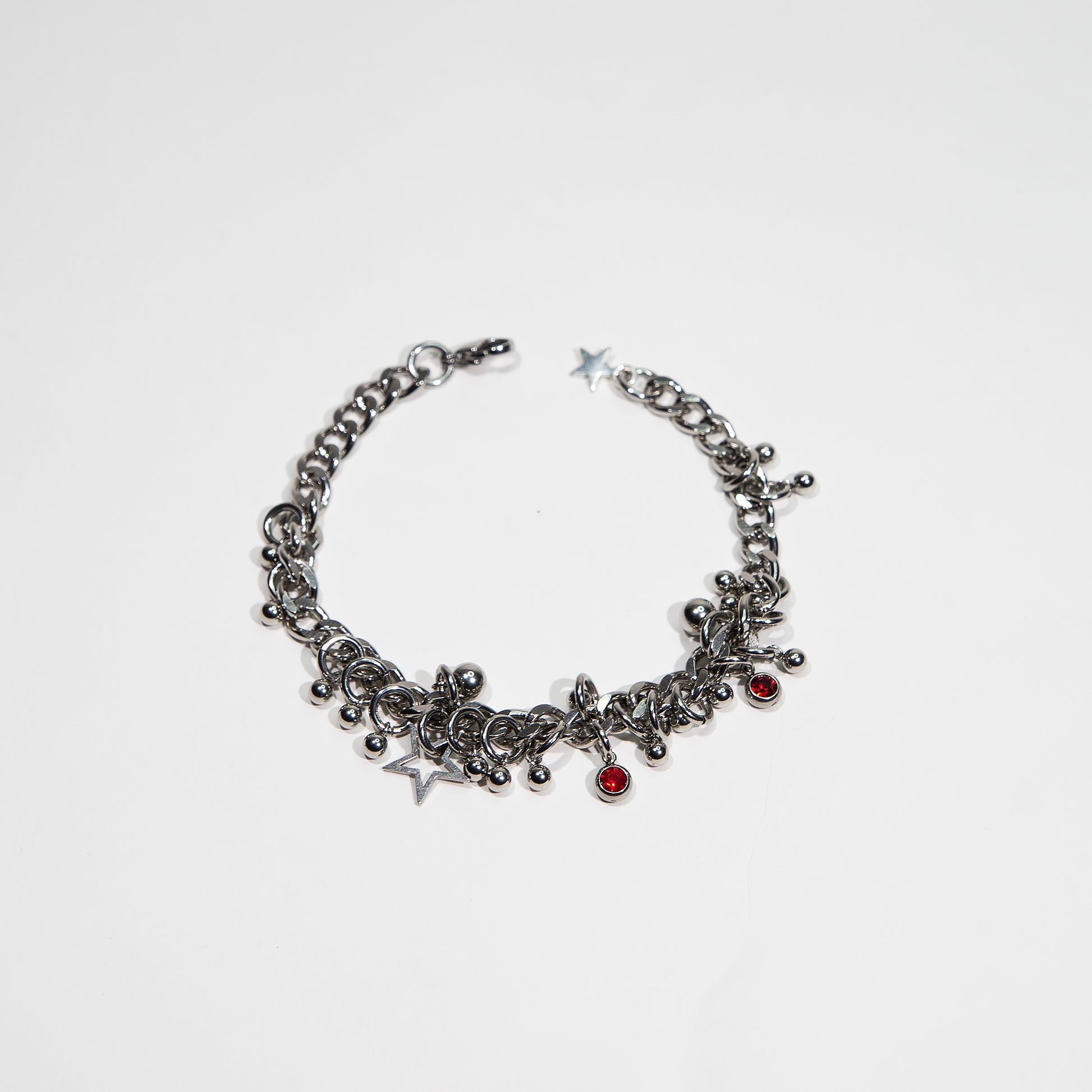 bracelet en acier inoxydable strass rouge. Bijoux y2k. Bijoux punk. Bijoux rock. Bijoux glam rock. Bijoux grunge. Bracelets Y2K. Bracelets punk. Bracelets rock. Bracelets glam rock. Bracelets grunge. Bracelets made in France. Bracelet pour homme
