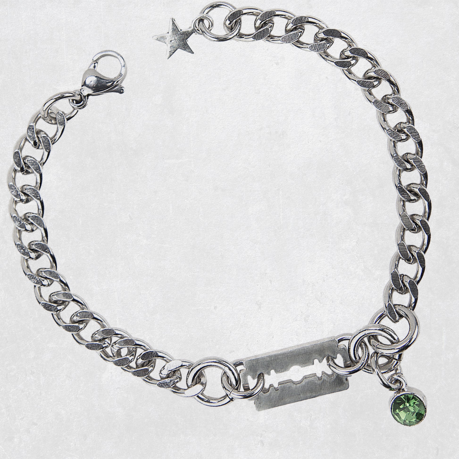 bracelet en acier inoxydable strass rouge. Bijoux y2k. Bijoux punk. Bijoux rock. Bijoux glam rock. Bijoux grunge. Bracelets Y2K. Bracelets punk. Bracelets rock. Bracelets glam rock. Bracelets grunge. Bracelets made in France. Bracelet pour homme