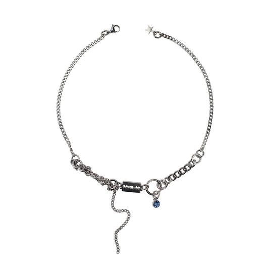 collier en acier inoxydable et fer à strass rouge. Bijoux y2k. Bijoux punk. Bijoux rock. Bijoux glam rock. Bijoux grunge. Colliers Y2K. Colliers punk. Colliers rock. Colliers glam rock. Colliers grunge.