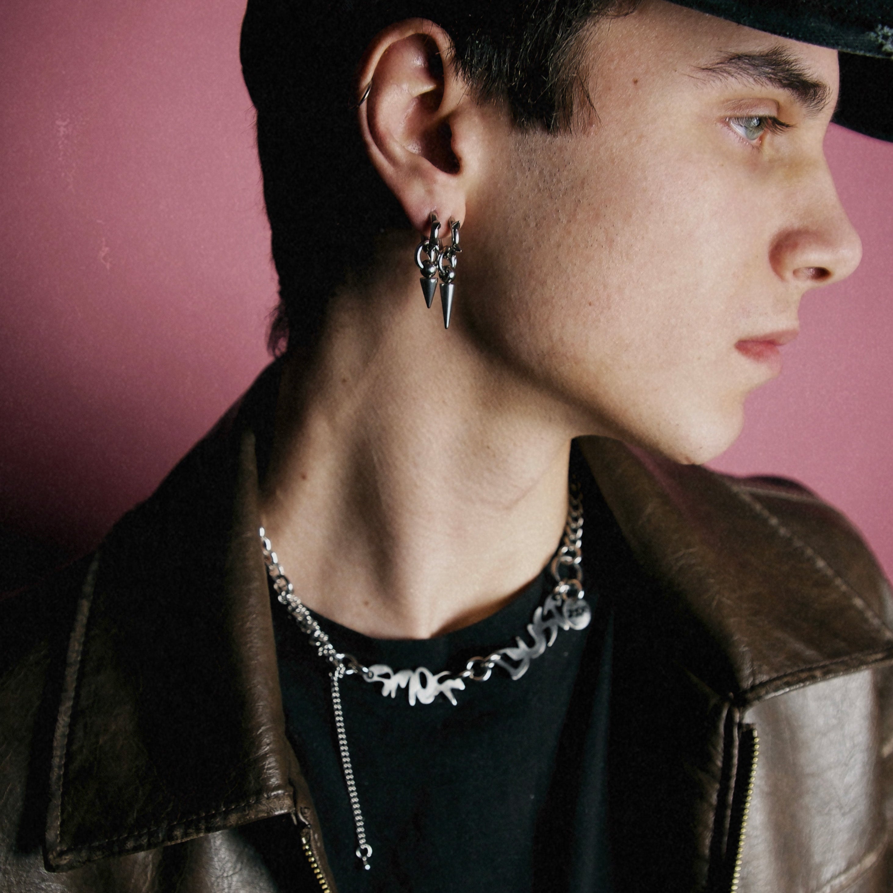 Bijoux y2k. Bijoux punk. Bijoux rock. Bijoux glam rock. Bijoux grunge. Colliers Y2K. Colliers punk. Colliers rock. Colliers glam rock. Colliers grunge. Collier brut. Collier femme. Collier homme. Collier techno. Collier made in France.