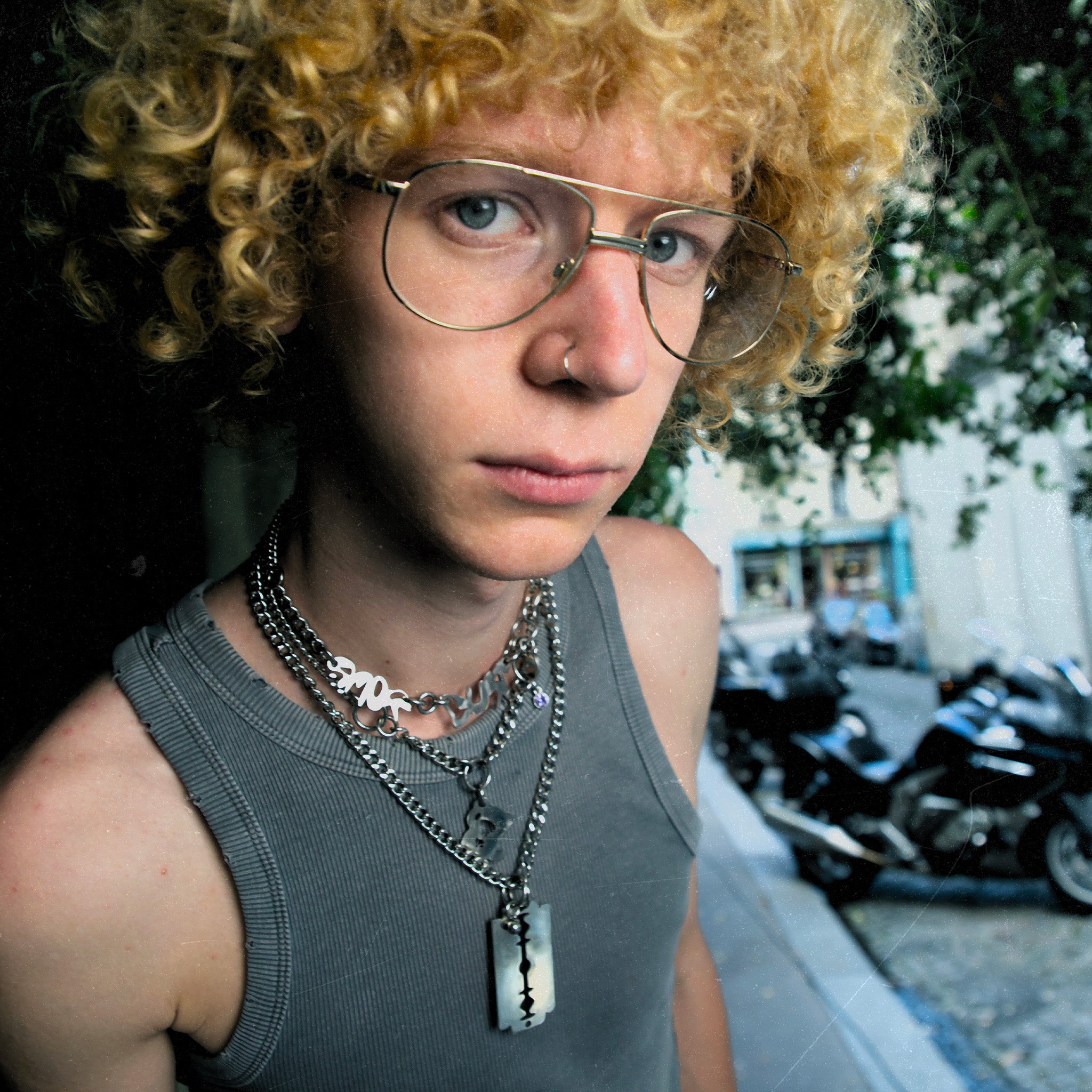 Bijoux en acier inoxydable. Collier en acier inoxydable. Bijoux y2k. Bijoux punk. Bijoux rock. Bijoux glam rock. Bijoux grunge. Colliers Y2K. Colliers punk. Colliers rock. Colliers glam rock. Colliers grunge. Collier made in France. Bijoux made in France. Collier pour homme. Collier techno. Collier i hate models. Collier Merch. Bijoux I hate Models. 