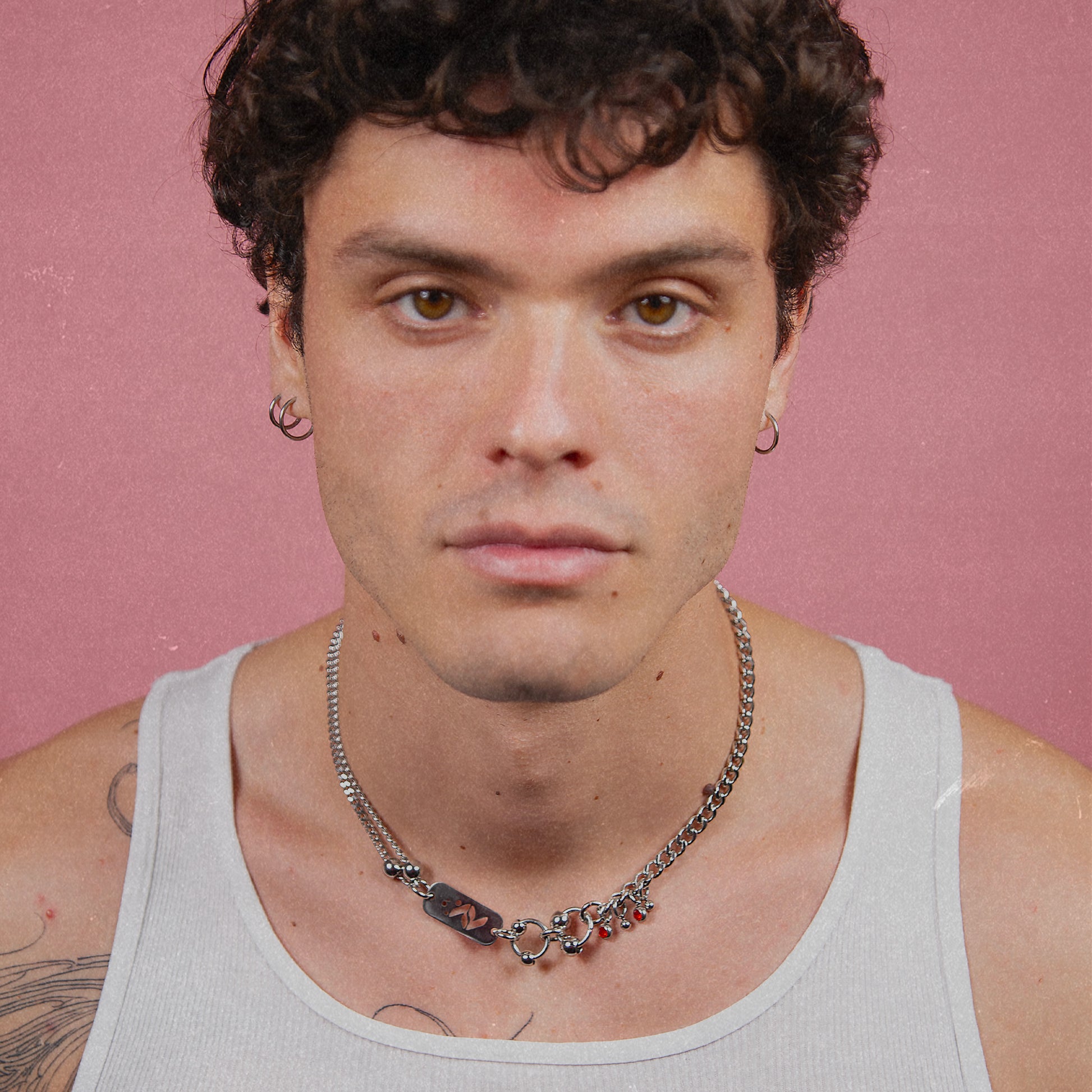 Bijoux en acier inoxydable. Collier en acier inoxydable. Bijoux y2k. Bijoux punk. Bijoux rock. Bijoux glam rock. Bijoux grunge. Colliers Y2K. Colliers punk. Colliers rock. Colliers glam rock. Colliers grunge. Collier made in France. Bijoux made in France. Collier pour homme. Collier techno.