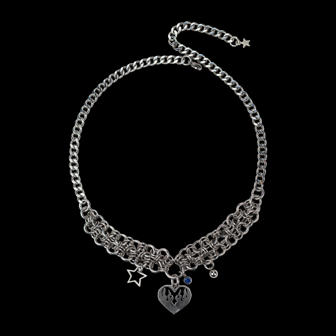 Bijoux en acier inoxydable. Collier en acier inoxydable. Bijoux y2k. Bijoux punk. Bijoux rock. Bijoux glam rock. Bijoux grunge. Colliers Y2K. Colliers punk. Colliers rock. Colliers glam rock. Colliers grunge. Collier Techno. Bijoux Techno. Bijoux design. Collier design. Collier design homme. Collier design femme.