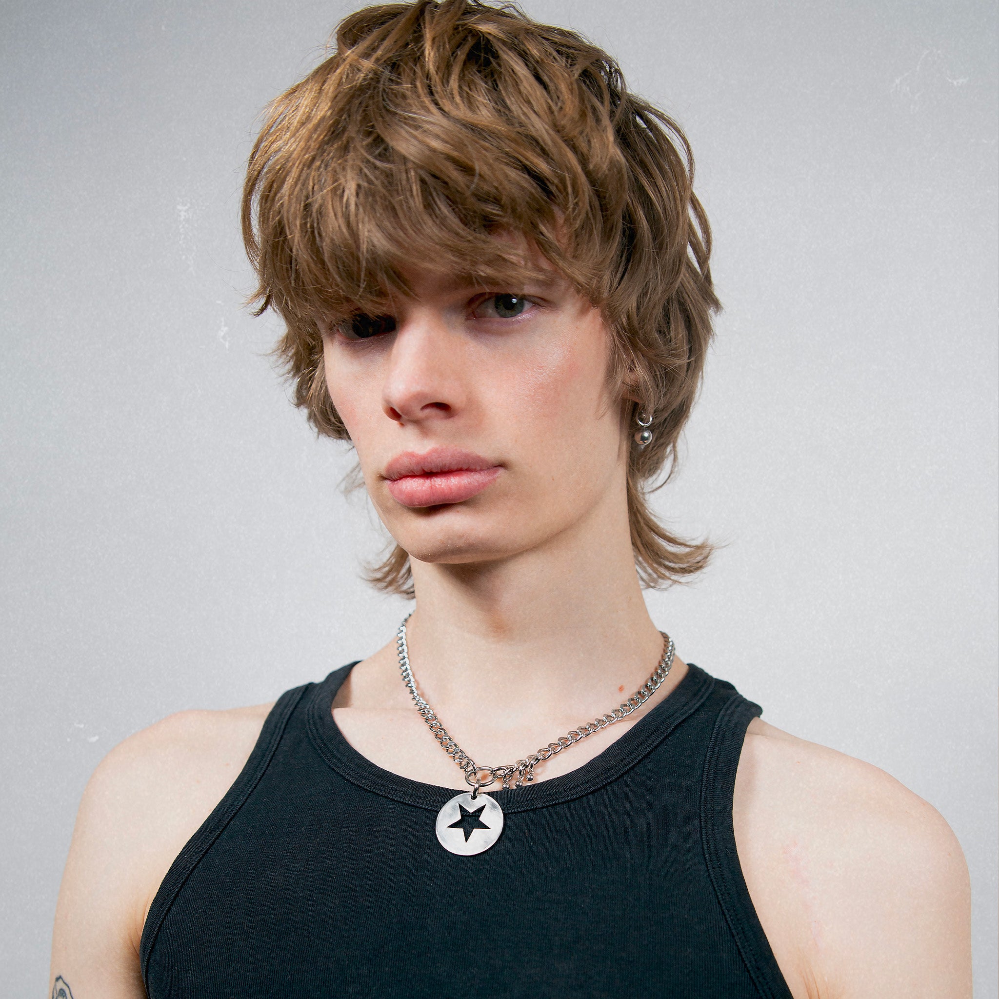 Bijoux en acier inoxydable. Collier en acier inoxydable. Bijoux y2k. Bijoux punk. Bijoux rock. Bijoux glam rock. Bijoux grunge. Colliers Y2K. Colliers punk. Colliers rock. Colliers glam rock. Colliers grunge. Collier Techno. Bijoux Techno. Bijoux design. Collier design. Collier design homme. Bijoux étoile.