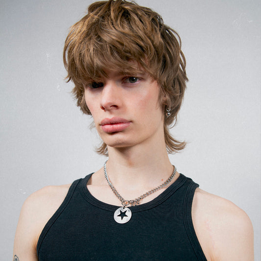 Bijoux en acier inoxydable. Collier en acier inoxydable. Bijoux y2k. Bijoux punk. Bijoux rock. Bijoux glam rock. Bijoux grunge. Colliers Y2K. Colliers punk. Colliers rock. Colliers glam rock. Colliers grunge. Collier Techno. Bijoux Techno. Bijoux design. Collier design. Collier design homme. Bijoux étoile.