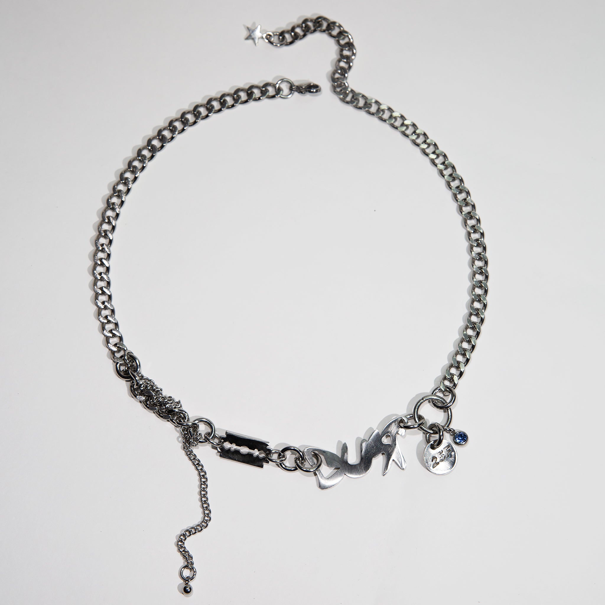 Bijoux en acier inoxydable. Collier en acier inoxydable. Bijoux y2k. Bijoux punk. Bijoux rock. Bijoux glam rock. Bijoux grunge. Colliers Y2K. Colliers punk. Colliers rock. Colliers glam rock. Colliers grunge. Collier made in France. Bijoux made in France. Collier pour homme. Collier techno.