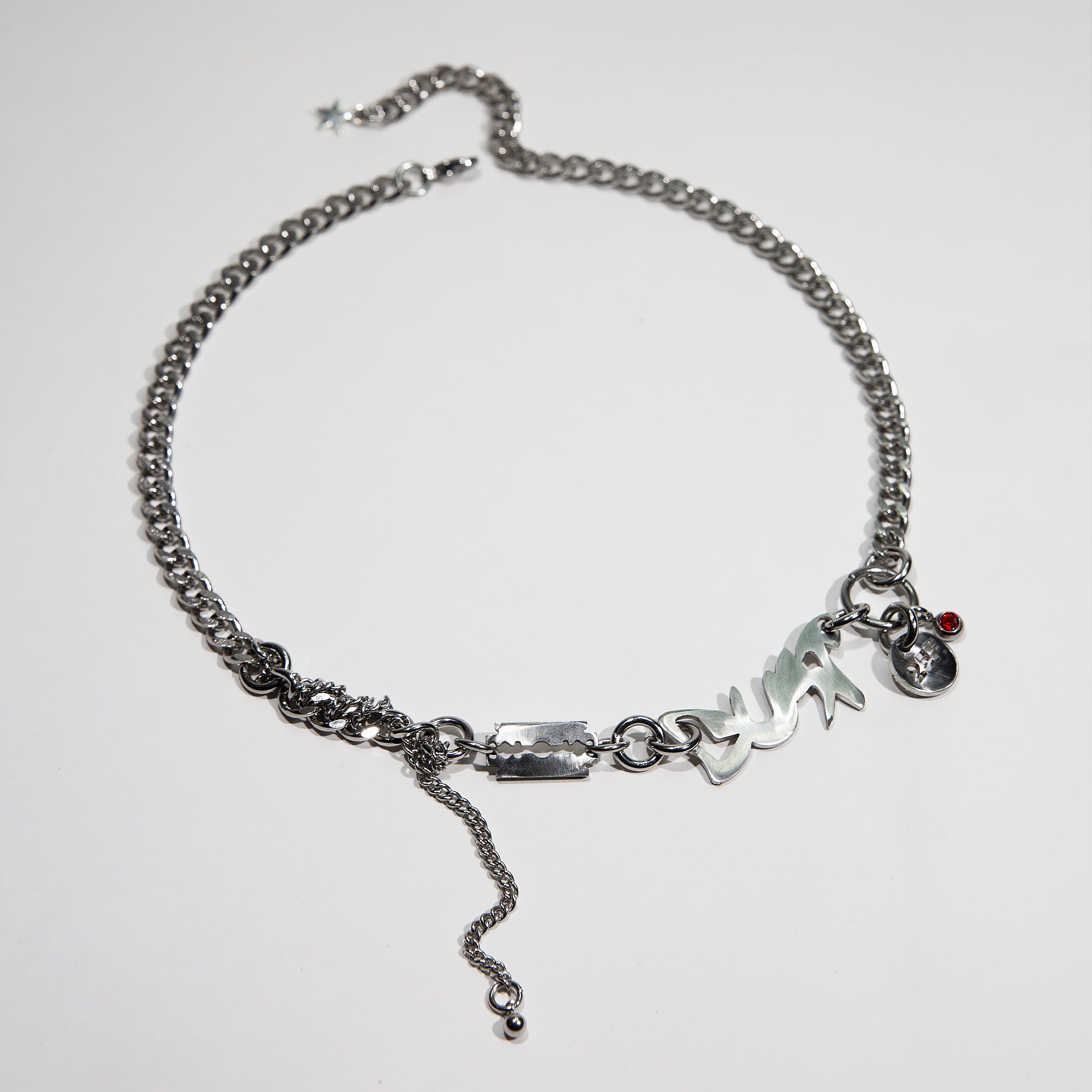 Bijoux en acier inoxydable. Collier en acier inoxydable. Bijoux y2k. Bijoux punk. Bijoux rock. Bijoux glam rock. Bijoux grunge. Colliers Y2K. Colliers punk. Colliers rock. Colliers glam rock. Colliers grunge. Collier made in France. Bijoux made in France. Collier pour homme. Collier techno.