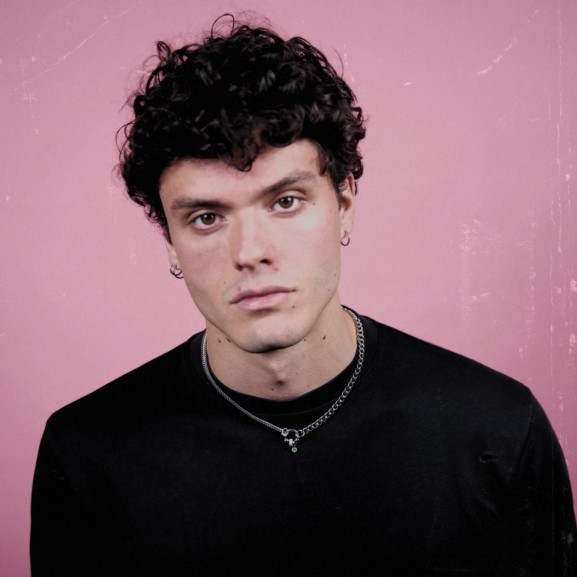 Bijoux en acier inoxydable. Collier en acier inoxydable. Bijoux y2k. Bijoux punk. Bijoux rock. Bijoux glam rock. Bijoux grunge. Colliers Y2K. Colliers punk. Colliers rock. Colliers glam rock. Colliers grunge. Collier made in France. Bijoux made in France. Collier pour homme. Collier techno.