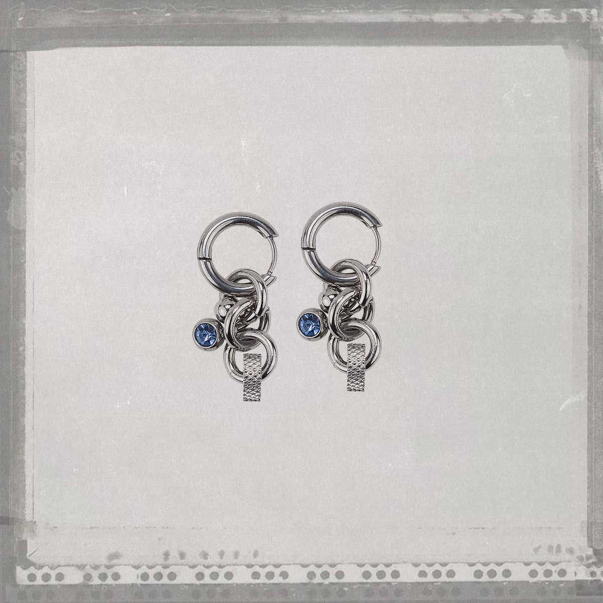Boucles d'oreille en acier inoxydable strass vert rouge blue. Bijoux y2k. Bijoux punk. Bijoux rock. Bijoux glam rock. Bijoux grunge. Boucles d'oreilles Y2K. Boucles d'oreilles punk. Boucles d'oreilles rock. Boucles d'oreilles glam rock. Boucles d'oreilles grunge. Boucles d'oreille alt. Bijoux alt. Boucle d'oreille pour homme. Bijoux aesthetic. Bijoux Paris. Bijoux idée cadeaux.