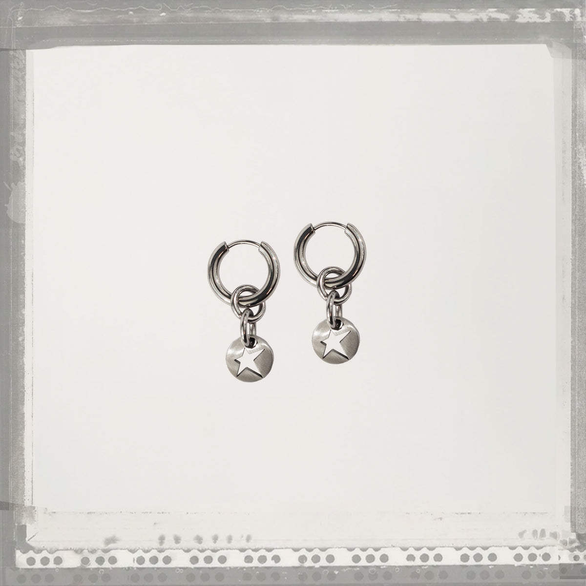 Bijoux y2k. Bijoux punk. Bijoux rock. Bijoux glam rock. Bijoux grunge. Boucles d'oreilles Y2K. Boucles d'oreilles punk. Boucles d'oreilles rock. Boucles d'oreilles glam rock. Boucles d'oreilles grunge. Boucles d'oreille unisex. Boucles d'oreille techno. Bijoux techno. Bijoux idée cadeaux. Bijoux étoile. Bijoux Style Y2K. Bijoux Style rock. Bijoux metal. Bijoux resistant. Bijoux soirée. Bijoux Paris. Bijoux store paris. Bijoux alt. Bijoux underground.