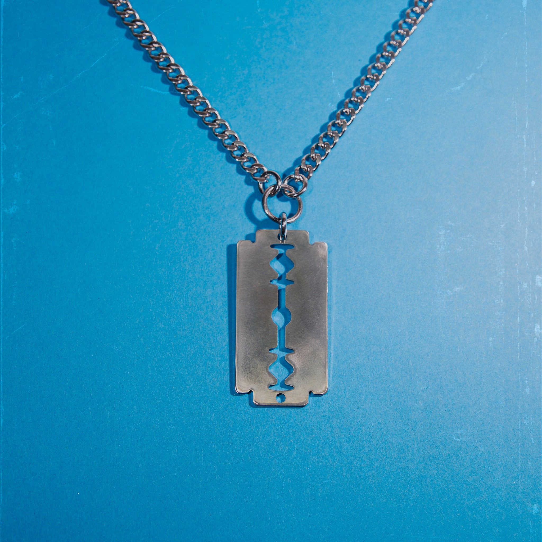Bijoux en acier inoxydable. Collier en acier inoxydable. Bijoux y2k. Bijoux punk. Bijoux rock. Bijoux glam rock. Bijoux grunge. Colliers Y2K. Colliers punk. Colliers rock. Colliers glam rock. Colliers grunge. Collier made in France. Bijoux made in France. Collier pour homme. Collier techno. Collier i hate models. Collier Merch. Bijoux I hate Models. 