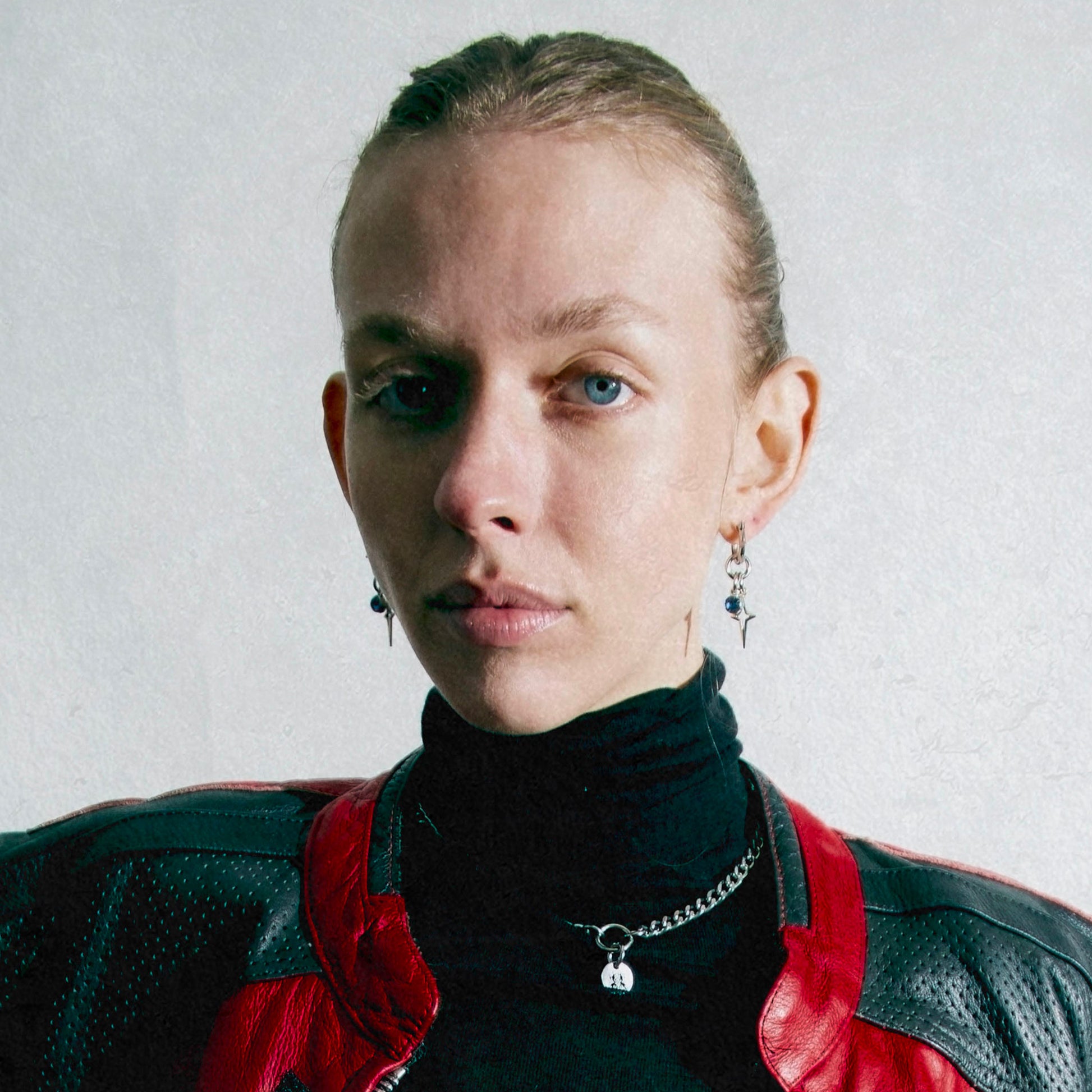 boucle d'oreille en acier inoxydable. Bijoux y2k. Bijoux punk. Bijoux rock. Bijoux glam rock. Bijoux grunge. Boucles d'oreilles Y2K. Boucles d'oreilles punk. Boucles d'oreilles rock. Boucles d'oreilles glam rock. Boucles d'oreilles grunge. Boucle d'oreille techno. Boucle d'oreille made in France. Bijoux techno. Bijoux made in France. Bijoux design.