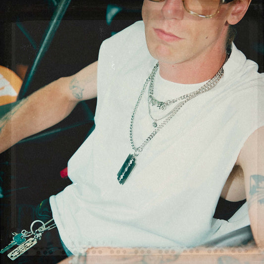 Bijoux en acier inoxydable. Collier en acier inoxydable. Bijoux y2k. Bijoux punk. Bijoux rock. Bijoux glam rock. Bijoux grunge. Colliers Y2K. Colliers punk. Colliers rock. Colliers glam rock. Colliers grunge. Collier made in France. Bijoux made in France. Collier pour homme. Collier techno. Collier i hate models. Collier Merch. Bijoux I hate Models. Bijoux pour Cadeaux. Bijoux Paris. Bijoux style new metal. Style alt. style underground.