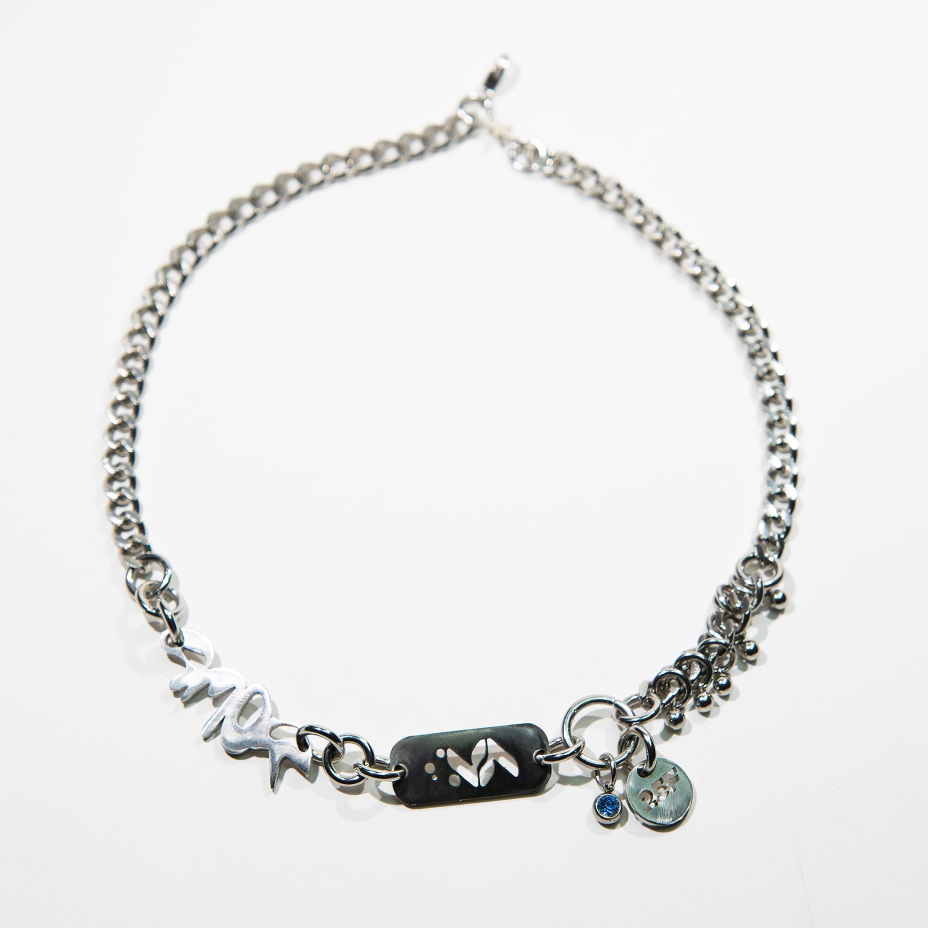 Bijoux en acier inoxydable. Collier en acier inoxydable. Bijoux y2k. Bijoux punk. Bijoux rock. Bijoux glam rock. Bijoux grunge. Colliers Y2K. Colliers punk. Colliers rock. Colliers glam rock. Colliers grunge. Collier made in France. Bijoux made in France. Collier pour homme. Collier techno.
