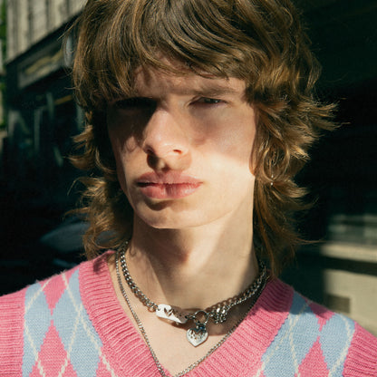 Bijoux en acier inoxydable. Collier en acier inoxydable. Bijoux y2k. Bijoux punk. Bijoux rock. Bijoux glam rock. Bijoux grunge. Colliers Y2K. Colliers punk. Colliers rock. Colliers glam rock. Colliers grunge. Collier made in France. Bijoux made in France. Collier pour homme. Collier techno.